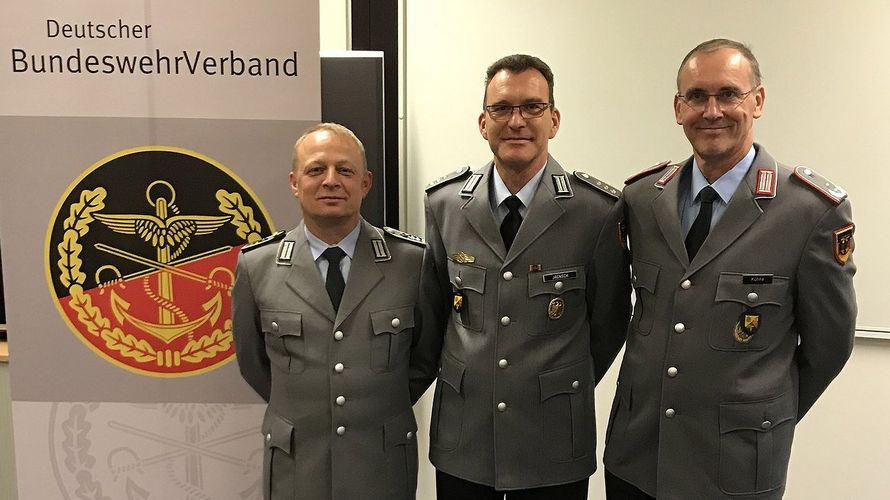 (v.l.): Oberstabsfeldwebel Nico Bielicke, Vorsitzender Hauptmann Dirk Jaensch und Oberstleutnant Norbert Kühne und acht Beisitzer vertreten in Zukunft die Interessen der DBwV-Mitglieder beim BAIUDBw. Foto: TruKa BAIUDBw Bonn