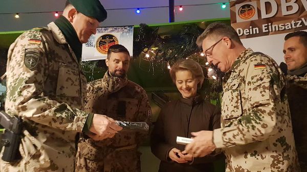 Als erster Empfänger erhielt Brigadegeneral Gerhard Klaffus (l.) das neue Weihnachtsgeschenk des DBwV für alle Soldaten im Einsatz. Foto: DBwV/Weyer