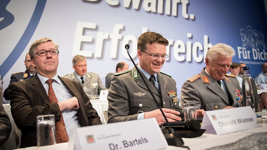 Gute Laune: Der Bundesvorsitzende André Wüstner mit dem Wehrbeauftragten Hans-Peter Bartels (l.) und Generalinspekteur Volker Wieker Foto: DBwV/Scheurer