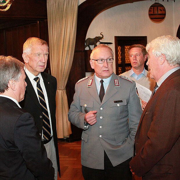 Gäste der Feierstunde im Gespräch. V.l.n.r.: Raimund Glastetter, Generalmajor a.D. Georg Bernhardt (ehem. Kommandeur PzBrig 24), Oberst Henry Neumann und ORR Gerhard Jörger (Leiter BwDLZ Bruchsal)