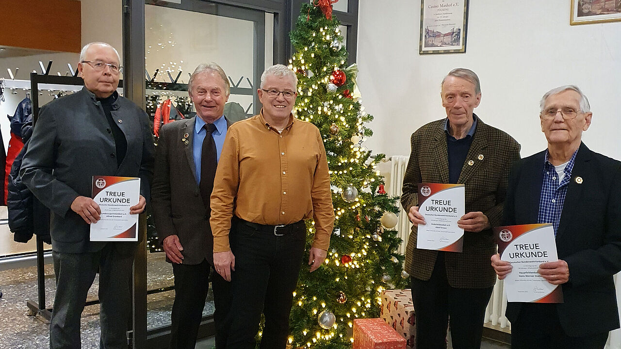 Geehrte Mitglieder und Gäste der KERH Starenberg-Tutzing-Weilheim: Landessuperintendenten a.D. Alfred Gronbach (v.l.), Vorsitzender Martin Gregori, Thomas Koterba, Stabsfeldwebel a.D. Adolf Kraus, Hauptmann a.D. Hans-Werner Stallwitz. Foto: Martin Gregori