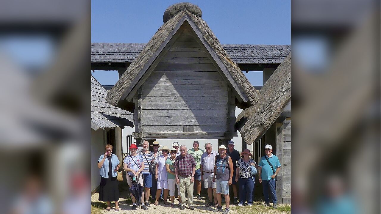 Mitglieder der KERH Mengen/Hohentengen tauchten ein in die Lebenswelt der Kelten bei ihrem Besuch der Heuneburg. Foto: Horst Niedermüller