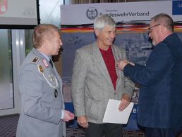 Gerd Dombrowski (l.) zeichnete Ortwin Timm (M.) zusammen mit Hannes Dreier aus. Foto: LV Nord