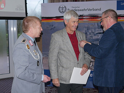 Gerd Dombrowski (l.) zeichnete Ortwin Timm (M.) zusammen mit Hannes Dreier aus. Foto: LV Nord