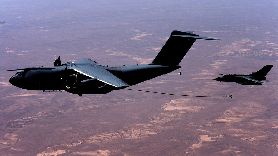 Das Transportflugzeug Airbus A400M 54+06 in der Betankungsversion AAR (Air-To-Air Refuelling) fliegt vor einem Kampfflugzeug vom Typ Tornado im Rahmen der Mission Counter Daesh in Al-Asrak/Jordanien. Foto: Bundeswehr/Yvonne Albert