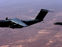 Das Transportflugzeug Airbus A400M 54+06 in der Betankungsversion AAR (Air-To-Air Refuelling) fliegt vor einem Kampfflugzeug vom Typ Tornado im Rahmen der Mission Counter Daesh in Al-Asrak/Jordanien. Foto: Bundeswehr/Yvonne Albert