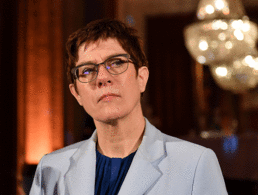 Nachdenklicher Blick: Annegret Krmap-Karrenbauer beim Presseempfang am Vorabend des CDU-Parteitags n Leipzig. Foto: picture alliance/Sven Simon