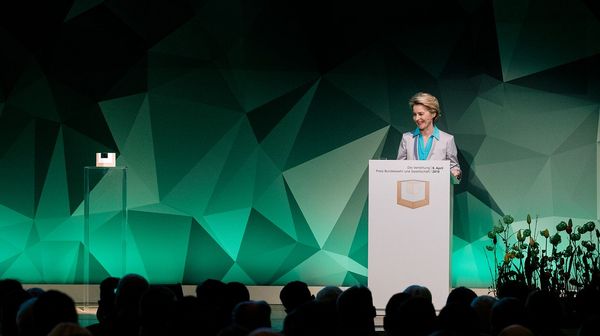 Ursula von der Leyen betonte, dass der Rückhalt in der Gesellschaft für die Soldaten von unschätzbarem Wert sei. Foto: DBwV/Scheurer