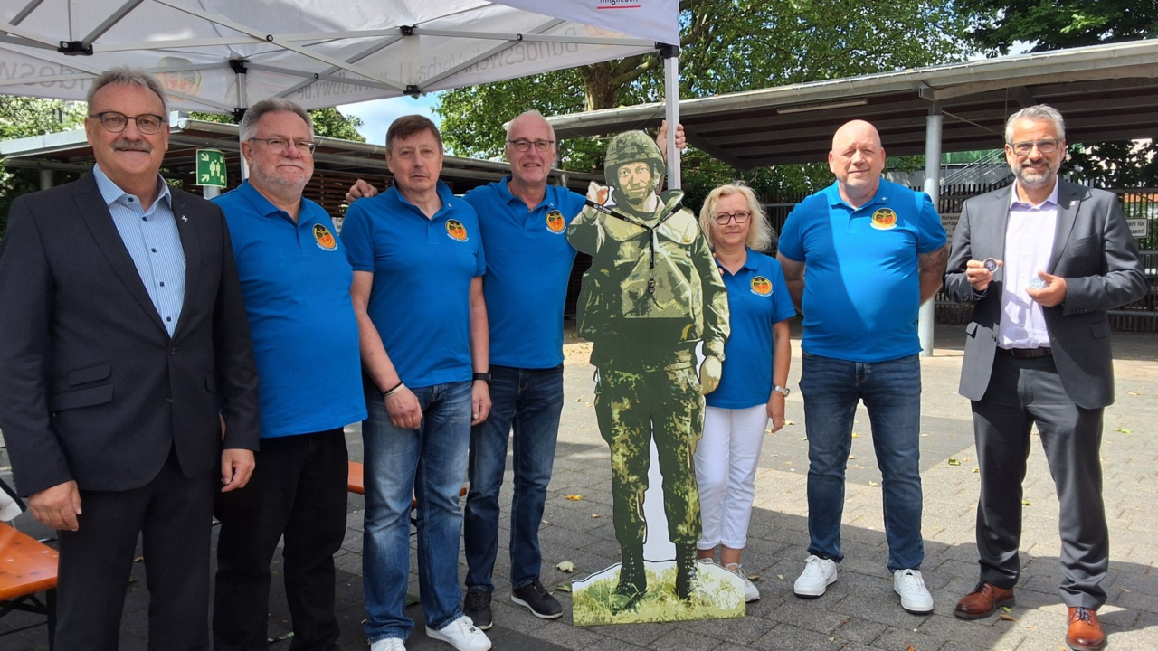 Überreichung des Coins zu Ehren der Veteranen: stellv. Bürgermeister der Gemeinde Elz Andreas Schenk (von links), Jörg Drees, Henryk Olchowka, Vorsitzender sKERH Diez-Limburg Hubert Lehmann, Ellen Schramm, Ralf Bergmann und der Bürgermeister der Gemeinde Elz Matthias Schmidt. Foto: Anja Lehmann