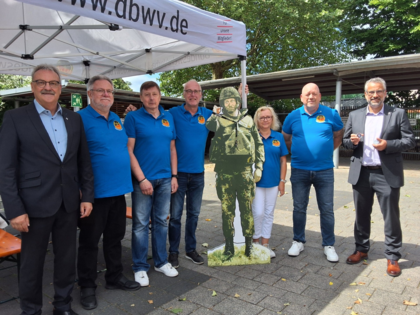 Überreichung des Coins zu Ehren der Veteranen: stellv. Bürgermeister der Gemeinde Elz Andreas Schenk (von links), Jörg Drees, Henryk Olchowka, Vorsitzender sKERH Diez-Limburg Hubert Lehmann, Ellen Schramm, Ralf Bergmann und der Bürgermeister der Gemeinde Elz Matthias Schmidt. Foto: Anja Lehmann
