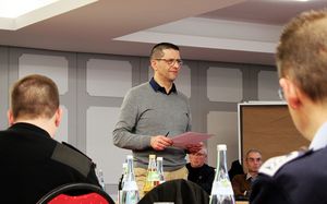 Hauptmann Tobias Hedemann, stv. Sprecher des HPR, benennt Vor- und Nachteile von aktuell diskutierten Personalmodellen Foto: DBwV/ik
