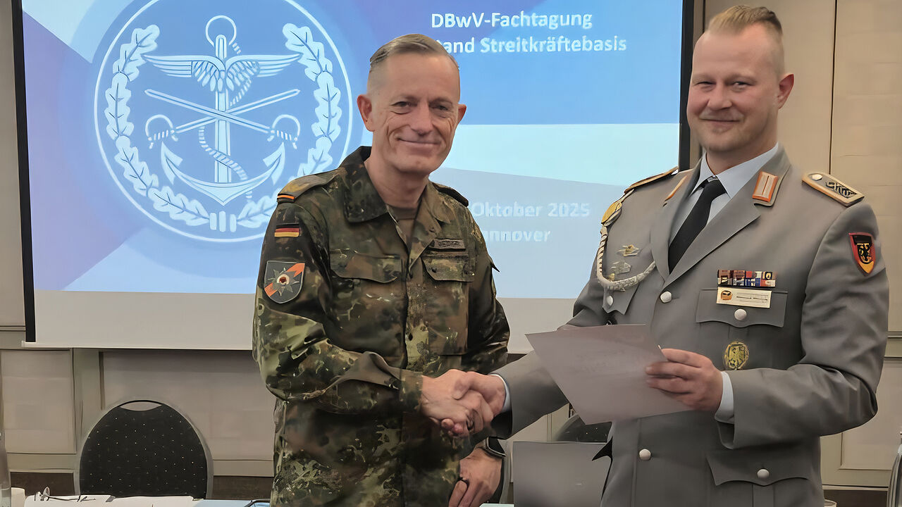 In Hannover wurde Brigadegeneral Sandro Wiesner (l.) von Oberstabsfeldwebel Ronny Schlenzig für eine laangjährige Verbandszugehörigkeit geehrt. Foto: DBwV