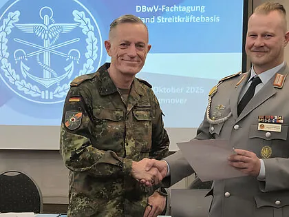 In Hannover wurde Brigadegeneral Sandro Wiesner (l.) von Oberstabsfeldwebel Ronny Schlenzig für eine laangjährige Verbandszugehörigkeit geehrt. Foto: DBwV