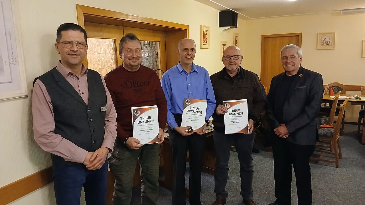 Dem langjährigen KERH Vorsitzenden und auch langjährigen DBwV-Mitgliedern wurde während der Jubiläumsveranstaltung der Dank ausgesprochen: Guido Hedemann (Vorsitzender ERH LV West, von links) mit den Jubilaren Udo Braun, Jörg Knobloch, Rudi Emrich und dem KERH Vorsitzenden Kurt Krummenauer. Foto: Bernhard Mohr