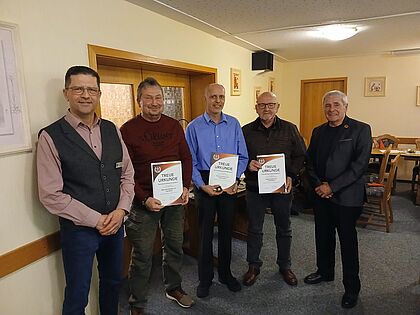 Dem langjährigen KERH Vorsitzenden und auch langjährigen DBwV-Mitgliedern wurde während der Jubiläumsveranstaltung der Dank ausgesprochen: Guido Hedemann (Vorsitzender ERH LV West, von links) mit den Jubilaren Udo Braun, Jörg Knobloch, Rudi Emrich und dem KERH Vorsitzenden Kurt Krummenauer. Foto: Bernhard Mohr