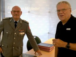 Im Gespräch: Landesvorsitzender Oberstleutnant Lutz Meier (l.) mit dem Vorsitzenden der ERH Kaiserslautern, Oberstleutnant a.D. Matthias Nickel. Foto: DBwV/Carsten Pfenning