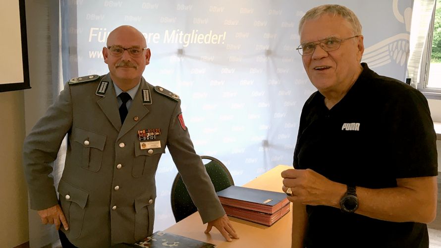 Im Gespräch: Landesvorsitzender Oberstleutnant Lutz Meier (l.) mit dem Vorsitzenden der ERH Kaiserslautern, Oberstleutnant a.D. Matthias Nickel. Foto: DBwV/Carsten Pfenning