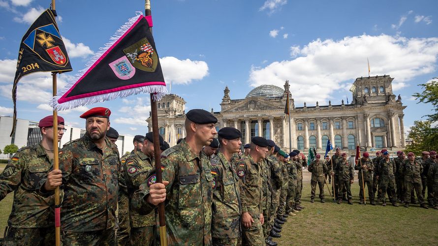 Teilnehmer des Marsches zum Gedenken 2022 vor dem Reichstagsgebäude: Regierung und Opposition wollen jetzt gemeinsam einen Veteranentag in Deutschland etablieren. Foto: DBwV/Yann Bombeke 