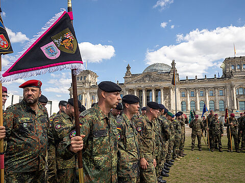 Teilnehmer des Marsches zum Gedenken 2022 vor dem Reichstagsgebäude: Regierung und Opposition wollen jetzt gemeinsam einen Veteranentag in Deutschland etablieren. Foto: DBwV/Yann Bombeke 