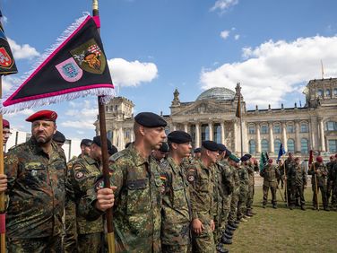 Teilnehmer des Marsches zum Gedenken 2022 vor dem Reichstagsgebäude: Regierung und Opposition wollen jetzt gemeinsam einen Veteranentag in Deutschland etablieren. Foto: DBwV/Yann Bombeke 