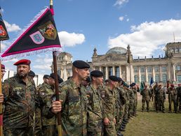 Teilnehmer des Marsches zum Gedenken 2022 vor dem Reichstagsgebäude: Regierung und Opposition wollen jetzt gemeinsam einen Veteranentag in Deutschland etablieren. Foto: DBwV/Yann Bombeke 