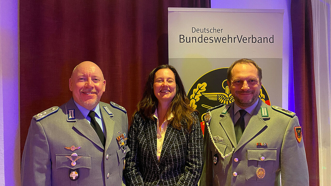 Neuer Vorstand der TruKa Bundesamt für Ausrüstung, Informationstechnik und Nutzung der Bundeswehr (BAAINBw) : (v.l.) Oberstlt Frank Nowak (Vorsitzender), RAR‘in Sabine Georg (Stv. Vorsitzende), StFw Manuel Müller (Schriftführer). Foto: Mario Boden