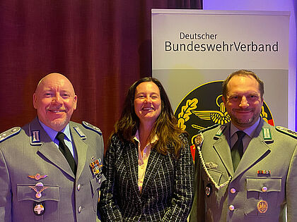Neuer Vorstand der TruKa Bundesamt für Ausrüstung, Informationstechnik und Nutzung der Bundeswehr (BAAINBw) : (v.l.) Oberstlt Frank Nowak (Vorsitzender), RAR‘in Sabine Georg (Stv. Vorsitzende), StFw Manuel Müller (Schriftführer). Foto: Mario Boden