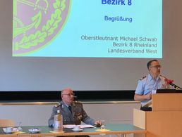 Die Organisation der diesjährigen Mandatsträgertagung war ein besonderer Spagat für den Bezirksvorsitzenden Oberstleutnant Michael Schwab (r.). Der Landesvorsitzende Oberstleutnant Lutz Meier gab sein Debut im Bezirk 8. Foto: DBwV/M. Schwab