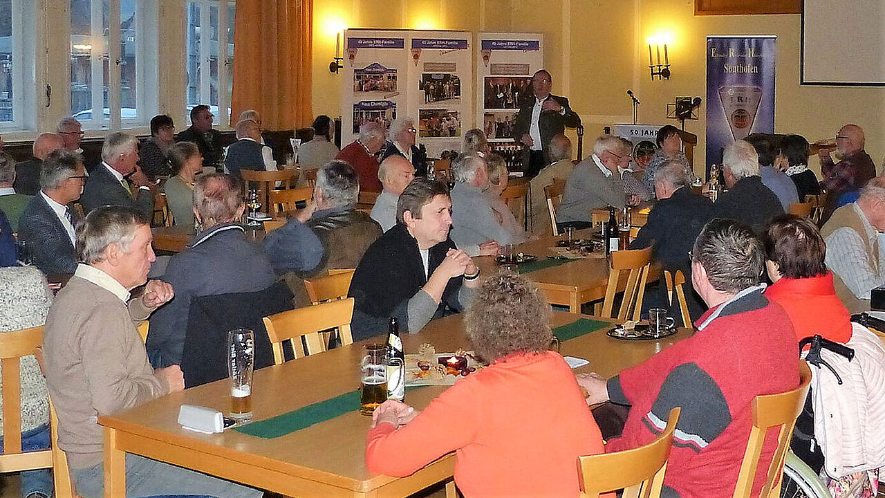 Vorsitzender Veit begrüßt zum Kameradschaftsabend. Foto: DBwV 