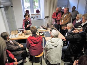 Im Elfenbeinmuseum wird die Kunst des Elfenbeinschnitzens vorgeführt Foto: DBwV