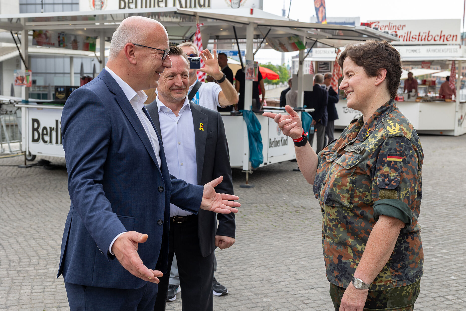 Die Stellvertreterin des Generalinspekteurs, Generaloberstabsarzt Dr. Nicole Schilling, im Gespräch mit dem Regierenden Bürgermeister Berlins Kai Wegner (l.). Foto: DBwV/Yann Bombeke