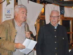 Oberstabsfeldwebel a.D. Bernhard Seiberl (links) beglückwünscht im Namen der Kameradschaft Vorsitzenden Stabsfeldwebel a.D. Norbert Frühwald zu seinem 80-jährigem Jubiläum. Foto: Steffi Goss