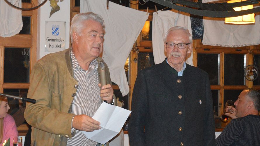 Oberstabsfeldwebel a.D. Bernhard Seiberl (links) beglückwünscht im Namen der Kameradschaft Vorsitzenden Stabsfeldwebel a.D. Norbert Frühwald zu seinem 80-jährigem Jubiläum. Foto: Steffi Goss