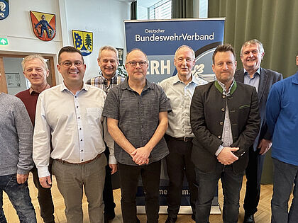 Regens Bürgermeister und Landesvorsitzender ERH mit Mitgliedern des neuen Vorstands (v.l.): StFw a.D. Horst Möser, Oberstlt a.D. Günther Arend, Bürgermeister Andreas Kroner, OStFw d.R. Markus Hauf, OStFw a.D. Ralf Habenicht, Johann Hauf, OFw d.R. Anton Silberbauer, OStFw a.D. Bernd Hauber und StFw a.D. Thomas Kopp. Foto: M. Hauf