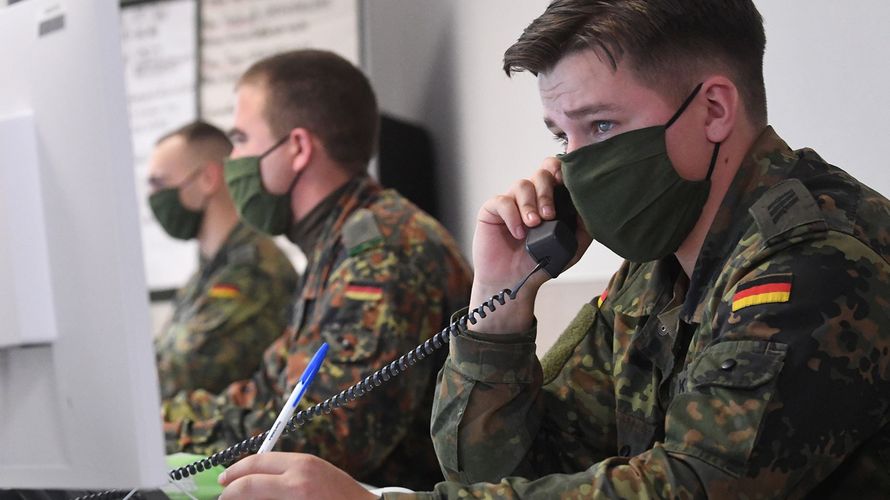 Soldaten der Panzergrenadierbrigade 41 „Vorpommern“ unterstützten im Landratsamt Vorpommern-Greifswald das Gesundheitsamt bei der Corona-Kontaktnachverfolgung. Die Bundeswehr hat im Nordosten derzeit 178 Soldaten im Corona-Einsatz, davon 50 im Kreis Vorpommern-Greifswald. picture alliance/Stefan Sauer