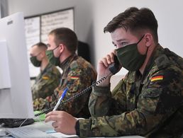 Soldaten der Panzergrenadierbrigade 41 „Vorpommern“ unterstützten im Landratsamt Vorpommern-Greifswald das Gesundheitsamt bei der Corona-Kontaktnachverfolgung. Die Bundeswehr hat im Nordosten derzeit 178 Soldaten im Corona-Einsatz, davon 50 im Kreis Vorpommern-Greifswald. picture alliance/Stefan Sauer