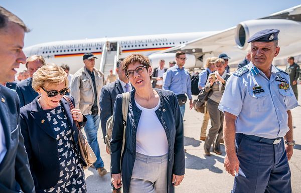 Verteidigungsministerin Annegret Kramp-Karrenbauer (CDU, Mitte), wird nach ihrer Ankunft am Flughafen von Amman von Birgitta Siefker-Eberle, Deutsche Botschafterin in Jordanien (l.) und dem Jordanischen General Zaid Al Negresh (r.) begrüßt. Foto: picture alliance/dpa