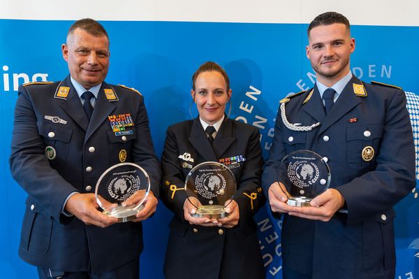 Oberstleutnant Volker Thomas, Hauptbootsmann Jennifer Kiock und Oberstabsgefreiter Lukas Wiedemann (v.l.) wurden beim Tag des Peacekeepings 2022 geehrt. Foto: DBwV/Fyrin 