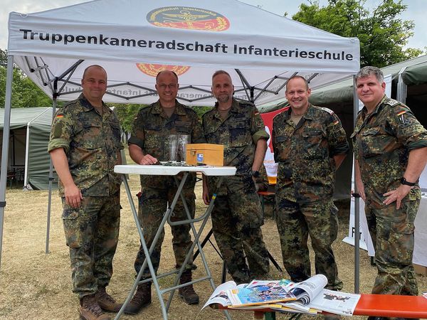 Am zweiten Tag unterstützten der Vorsitzende Heer, Oberstleutnant Robert Thiele (v.l.), sein Stellvertreter, Oberstabsfeldwebel Frank Heidemann, sowie Beisitzer Stefan Höfs und StoKa-Vorsitzender Stabsfeldwebel Frank Bott. Foto: TruKa InfS