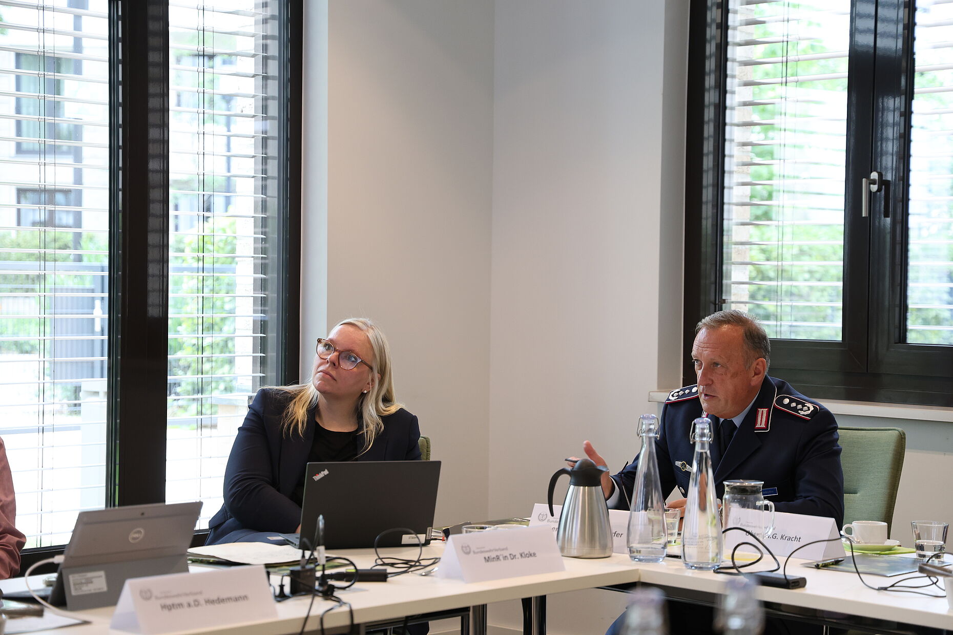 Oberst i.G. Wilhelm Neißendorfer (rechts) ist im Verteidigungsministerium ist für Reservistenangelegenheiten zuständig. Ministerialrätin Dr. Theresia Kloke leitet das Referat Reserve. Foto: DBwV/Eva Krämer