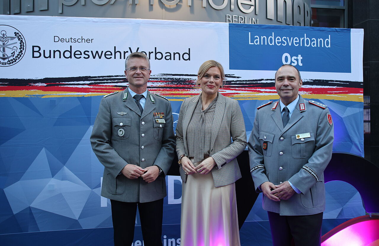 Der Landesvorsitzende Ost, Hauptmann Ralf Baasch, und der Bundesvorsitzende Oberst André Wüstner begrüßten Bundestagspräsidentin Julia Klöckner zum Jahresempfang des LV Ost. Foto: DBwV/Eva Krämer