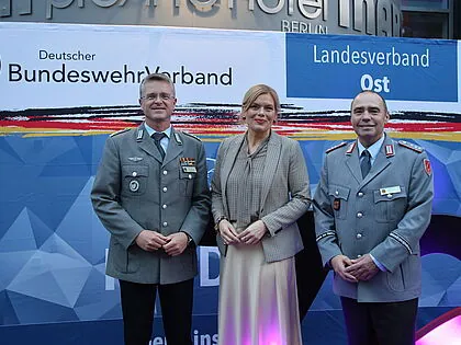Der Landesvorsitzende Ost, Hauptmann Ralf Baasch, und der Bundesvorsitzende Oberst André Wüstner begrüßten Bundestagspräsidentin Julia Klöckner zum Jahresempfang des LV Ost. Foto: DBwV/Eva Krämer