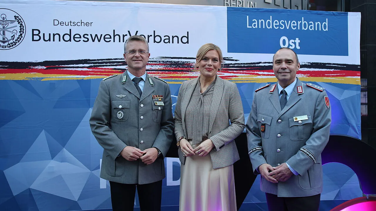 Der Landesvorsitzende Ost, Hauptmann Ralf Baasch, und der Bundesvorsitzende Oberst André Wüstner begrüßten Bundestagspräsidentin Julia Klöckner zum Jahresempfang des LV Ost. Foto: DBwV/Eva Krämer