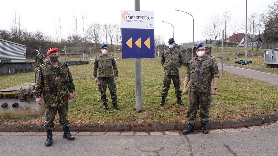 Der Vorsitzende Sanitätsdienst im DBwV-Bundesvorstand, Oberstabsfeldwebel Stefan Sprengers (2.v.l.), begleitete Generalarzt Dr. Jens Diehm (r.), stellvertretender Kommandeur des Kommandos Regionale Sanitätsdienstliche Unterstützung, bei seinem Besuch im Lebacher Impfzentrum. Foto: Bundeswehr/Uwe Henning