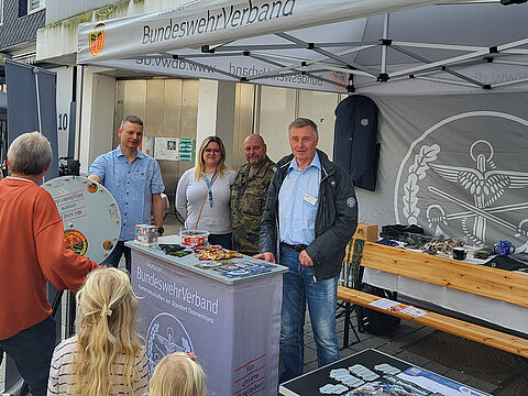 Am DBwV-Stand in der Delmenhorster Fußgängerzone. Foto: LV Nord