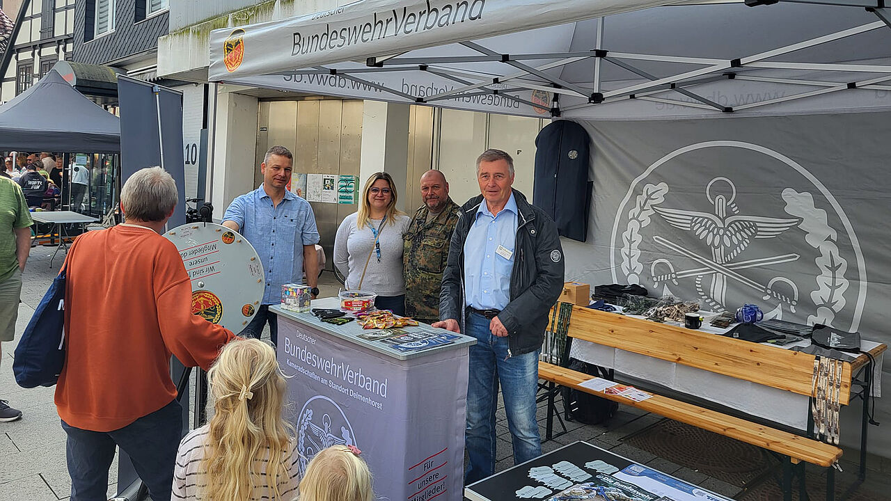 Am DBwV-Stand in der Delmenhorster Fußgängerzone. Foto: LV Nord