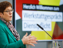 Beim Werkstattgespräch in der CDU-Zentrale: Verteidigungsministerin Annegret Kramp-Karrenbauer spricht sich für die Einführung einer allgemeinen Dienstpflicht aus. Foto: CDU/Tobias Koch