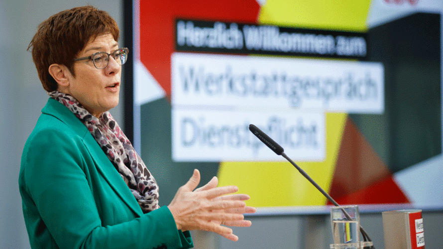 Beim Werkstattgespräch in der CDU-Zentrale: Verteidigungsministerin Annegret Kramp-Karrenbauer spricht sich für die Einführung einer allgemeinen Dienstpflicht aus. Foto: CDU/Tobias Koch