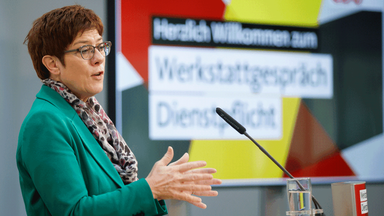 Beim Werkstattgespräch in der CDU-Zentrale: Verteidigungsministerin Annegret Kramp-Karrenbauer spricht sich für die Einführung einer allgemeinen Dienstpflicht aus. Foto: CDU/Tobias Koch
