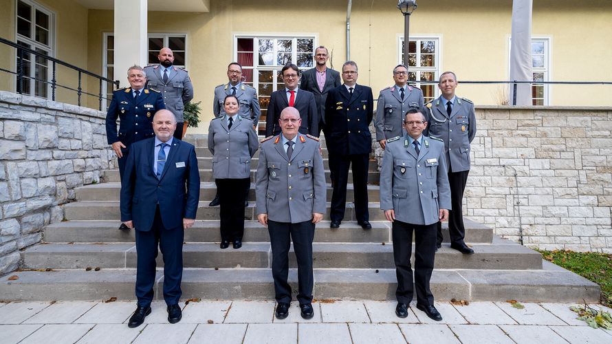 Die Teilnehmer der Fachtagung Streitkräftebasis mit dem Befehlshaber des Einsatzführungskommandos der Bundeswehr, Generalleutnant Erich Pfeffer (vordere Reihe, Mitte), dem Vorsitzenden SKB, Stabsfeldwebel Thomas Schwappacher (vordere Reihe, r.) und dem stellvertretenden Vorsitzenden SKB, Oberstleutnant a.D. Hans-Jürgen Schrader (vordere Reihe, l.). Foto: DBwV/Yann Bombeke